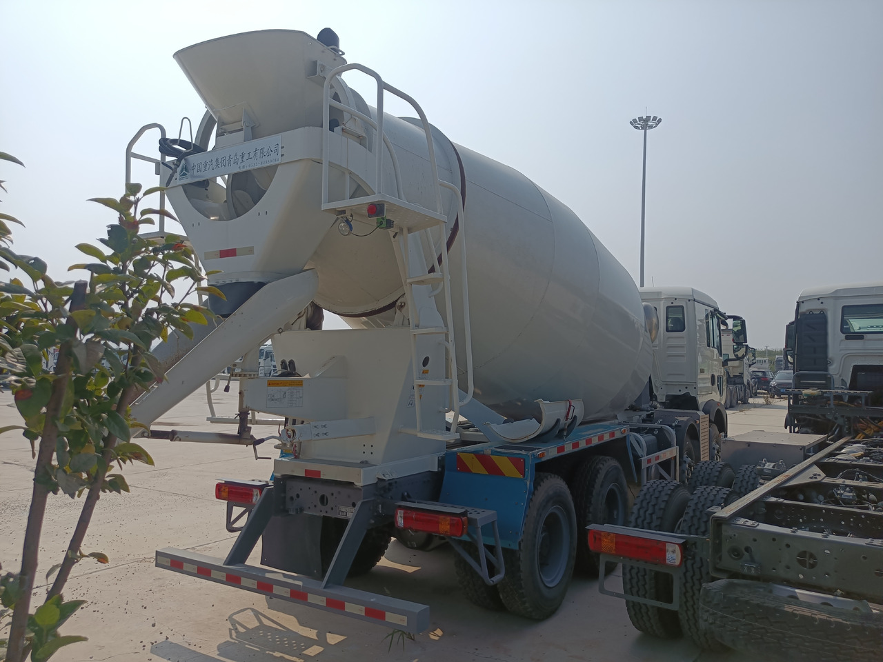 HOWO TX350 Cement Mixer Truck - Domiešavač: obrázok 5 HOWO TX350 Cement Mixer Truck - Domiešavač: obrázok 5