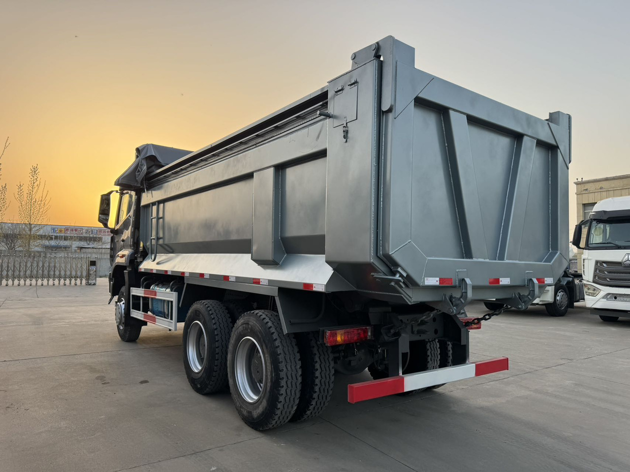 SINOTRUK HOWO NX430 6X4 - Nákladné auto: obrázok 1 SINOTRUK HOWO NX430 6X4 - Nákladné auto: obrázok 1