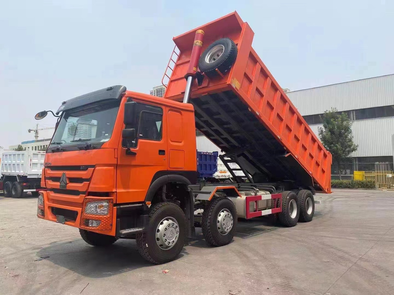 SINOTRUK HOWO 371 8X4 - Sklápač: obrázok 3 SINOTRUK HOWO 371 8X4 - Sklápač: obrázok 3