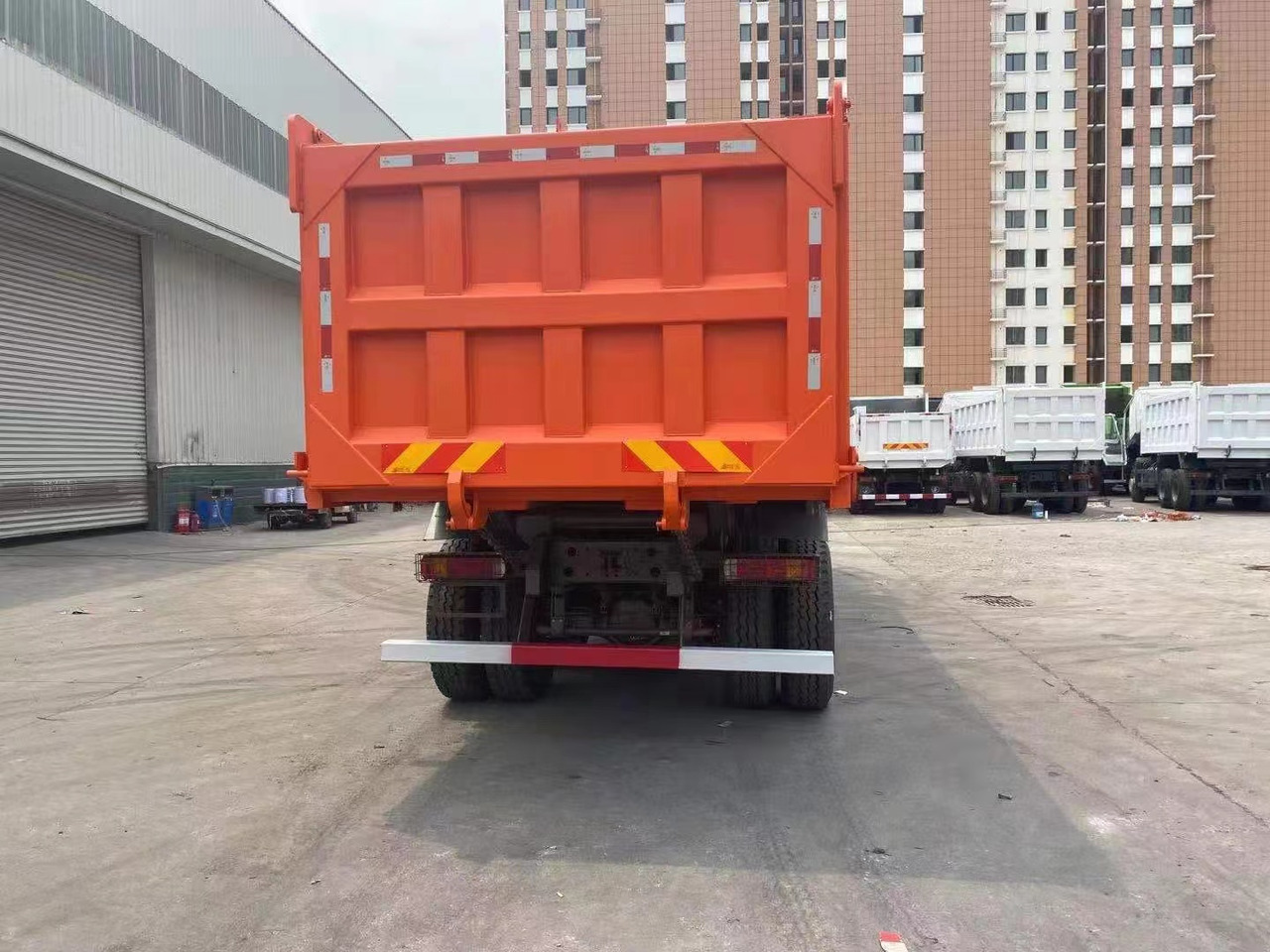 SINOTRUK HOWO 371 8X4 - Sklápač: obrázok 4 SINOTRUK HOWO 371 8X4 - Sklápač: obrázok 4