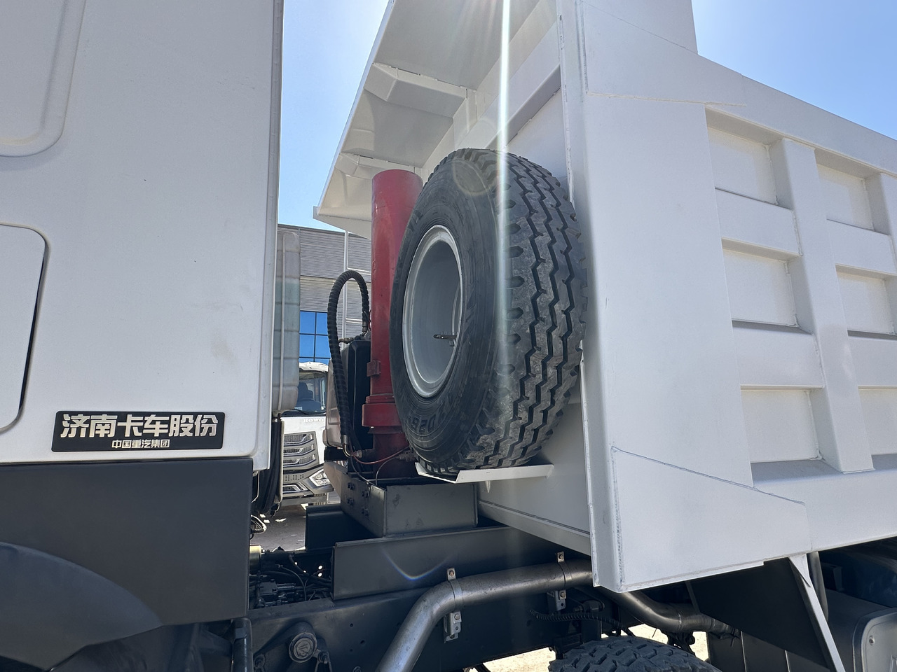 SINOTRUK HOWO 400 8X4 - Sklápač: obrázok 4 SINOTRUK HOWO 400 8X4 - Sklápač: obrázok 4