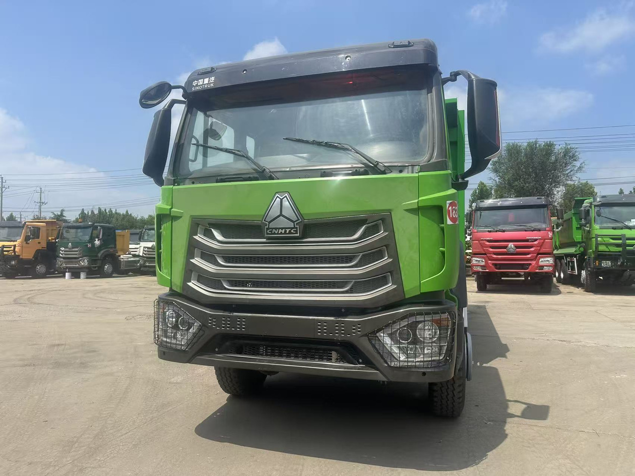 SINOTRUK HOWO 6x4 Dump Truck Click for Discount - Sklápač: obrázok 1 SINOTRUK HOWO 6x4 Dump Truck Click for Discount - Sklápač: obrázok 1