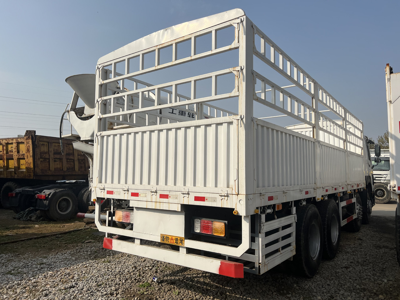 SINOTRUK howo 375 8x4 - Sklápač: obrázok 2 SINOTRUK howo 375 8x4 - Sklápač: obrázok 2