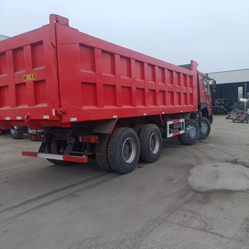 SINOTRUK howo 8x4 - Sklápač: obrázok 4 SINOTRUK howo 8x4 - Sklápač: obrázok 4