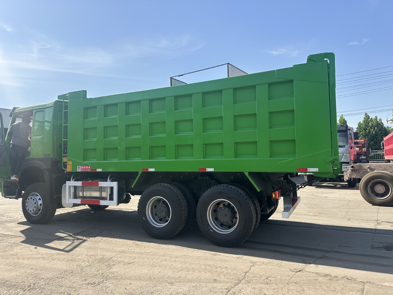 Sinotruck 6x4 HOWO Dump Truck Clcik for Discount - Sklápač: obrázok 4 Sinotruck 6x4 HOWO Dump Truck Clcik for Discount - Sklápač: obrázok 4