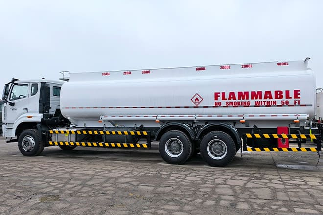 SINOTRUK Howo 380 Petrol Tanker Truck Price for Sale in Sierra Leone - Cisternové vozidlo: obrázok 2 SINOTRUK Howo 380 Petrol Tanker Truck Price for Sale in Sierra Leone - Cisternové vozidlo: obrázok 2