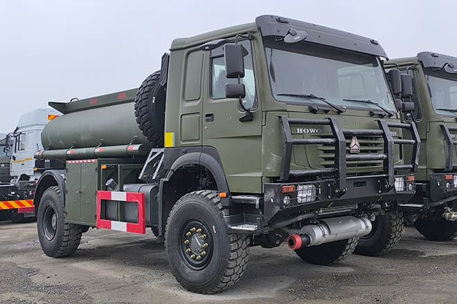 SINOTRUK Howo 4X2 Small Fuel Tanker Truck for Sale in Zambia - Cisternové vozidlo: obrázok 4 SINOTRUK Howo 4X2 Small Fuel Tanker Truck for Sale in Zambia - Cisternové vozidlo: obrázok 4
