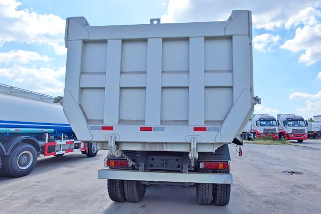 SINOTRUK Howo 8x4 Tipper Truck for Sale in Guinea - Sklápač: obrázok 4 SINOTRUK Howo 8x4 Tipper Truck for Sale in Guinea - Sklápač: obrázok 4