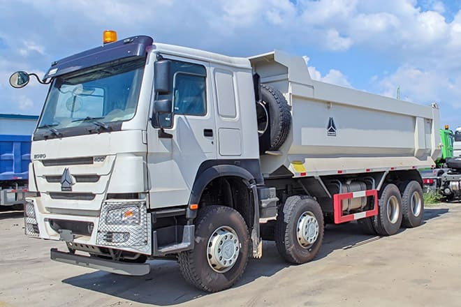SINOTRUK Howo 8x4 Tipper Truck for Sale in Guinea - Sklápač: obrázok 1 SINOTRUK Howo 8x4 Tipper Truck for Sale in Guinea - Sklápač: obrázok 1