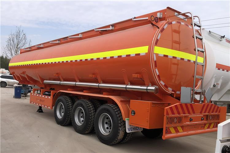 TITAN 45000 Liters Fuel Oil Diesel Tanker Trailer for Sale In Saudi Arabia - Cisternový náves: obrázok 4 TITAN 45000 Liters Fuel Oil Diesel Tanker Trailer for Sale In Saudi Arabia - Cisternový náves: obrázok 4