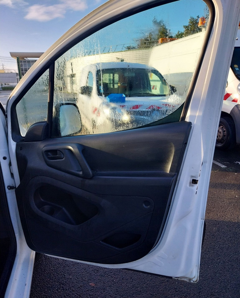 Citroën Berlingo PH2 Diesel. Contrôle technique favorable, mais une contre-visite devra être effectuée avant le 24 Juillet 2026. VEHICULE VENDU EN L'ETAT, AUCUNE GARANTIE (il peut y avoir des problème - Automobil: obrázok 2 Citroën Berlingo PH2 Diesel. Contrôle technique favorable, mais une contre-visite devra être effectuée avant le 24 Juillet 2026. VEHICULE VENDU EN L'ETAT, AUCUNE GARANTIE (il peut y avoir des problème - Automobil: obrázok 2