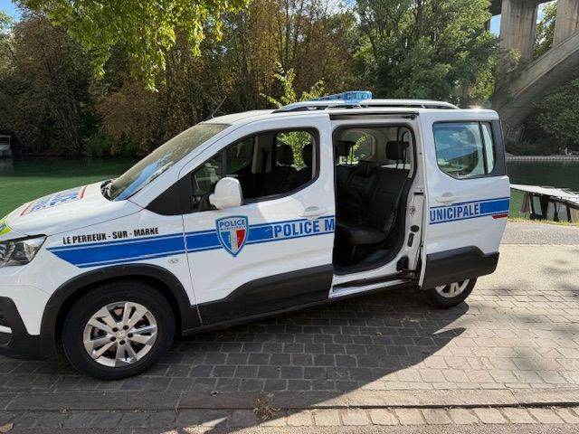 Peugeot DUSTER sérigraphie police municipale bon état, révis - Komunálne/ Špeciálne stroje: obrázok 3 Peugeot DUSTER sérigraphie police municipale bon état, révis - Komunálne/ Špeciálne stroje: obrázok 3