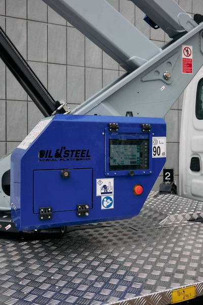 Oil & Steel Snake 26 Sobre IVECO 35S14 Distancia entre ejes 4100 mm - Pracovná plošina: obrázok 5 Oil & Steel Snake 26 Sobre IVECO 35S14 Distancia entre ejes 4100 mm - Pracovná plošina: obrázok 5