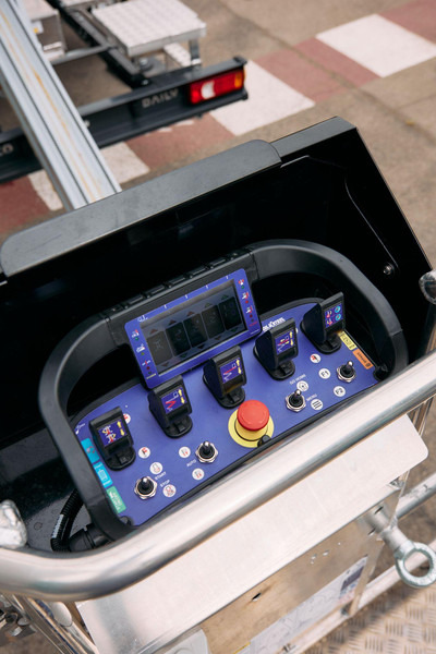 Oil & Steel Snake 26 Sobre IVECO 35S14 Distancia entre ejes 4100 mm - Pracovná plošina: obrázok 4 Oil & Steel Snake 26 Sobre IVECO 35S14 Distancia entre ejes 4100 mm - Pracovná plošina: obrázok 4