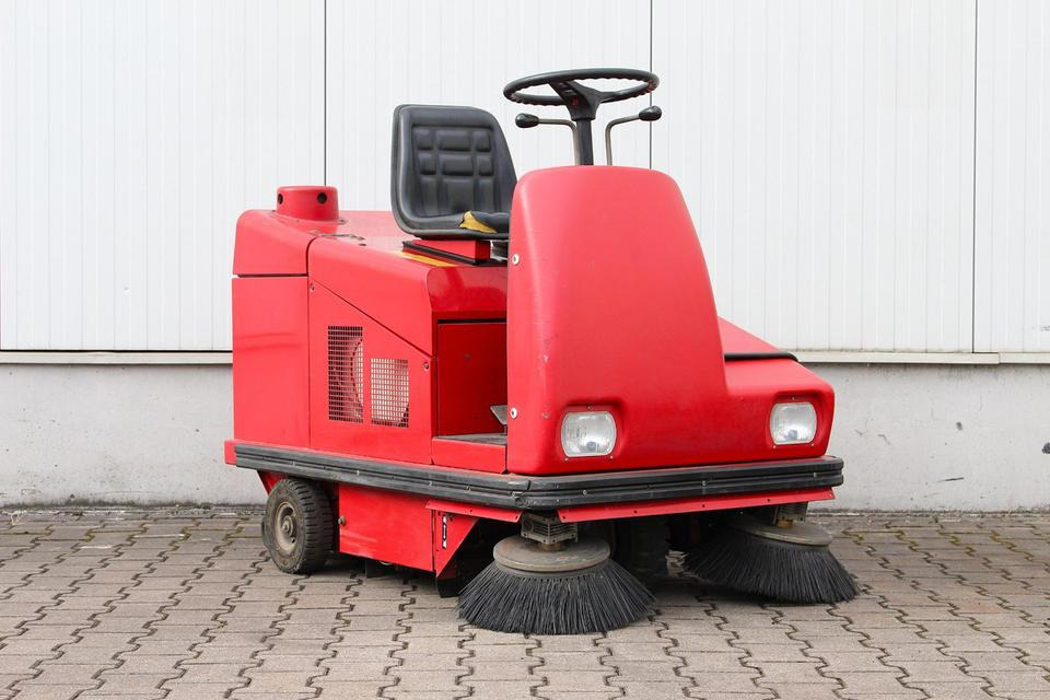 RCM R703 E/1 elektro Aufsitz- Kehrsaugmaschine Kehrmaschine - Priemyselný zametací stroj: obrázok 3 RCM R703 E/1 elektro Aufsitz- Kehrsaugmaschine Kehrmaschine - Priemyselný zametací stroj: obrázok 3