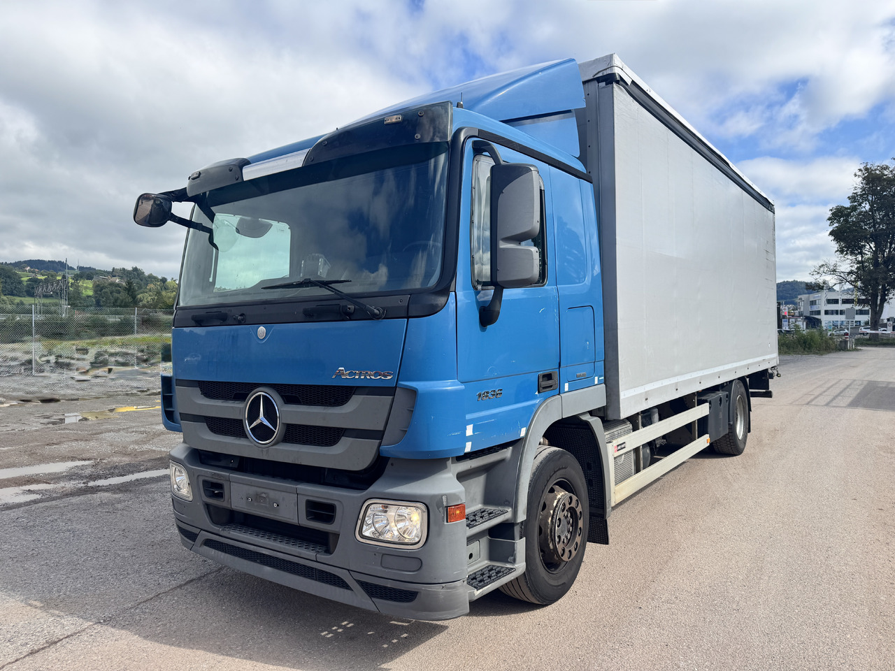 MERCEDES-BENZ Actros 1836 4x2 Blache-Hebebühne - Plachtové nákladné vozidlo: obrázok 1 MERCEDES-BENZ Actros 1836 4x2 Blache-Hebebühne - Plachtové nákladné vozidlo: obrázok 1
