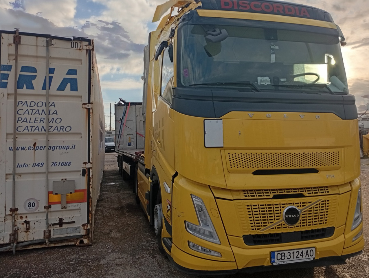 VOLVO FH 460 Aero, Damaged, Located in Bari,Italy - Ťahač: obrázok 1 VOLVO FH 460 Aero, Damaged, Located in Bari,Italy - Ťahač: obrázok 1