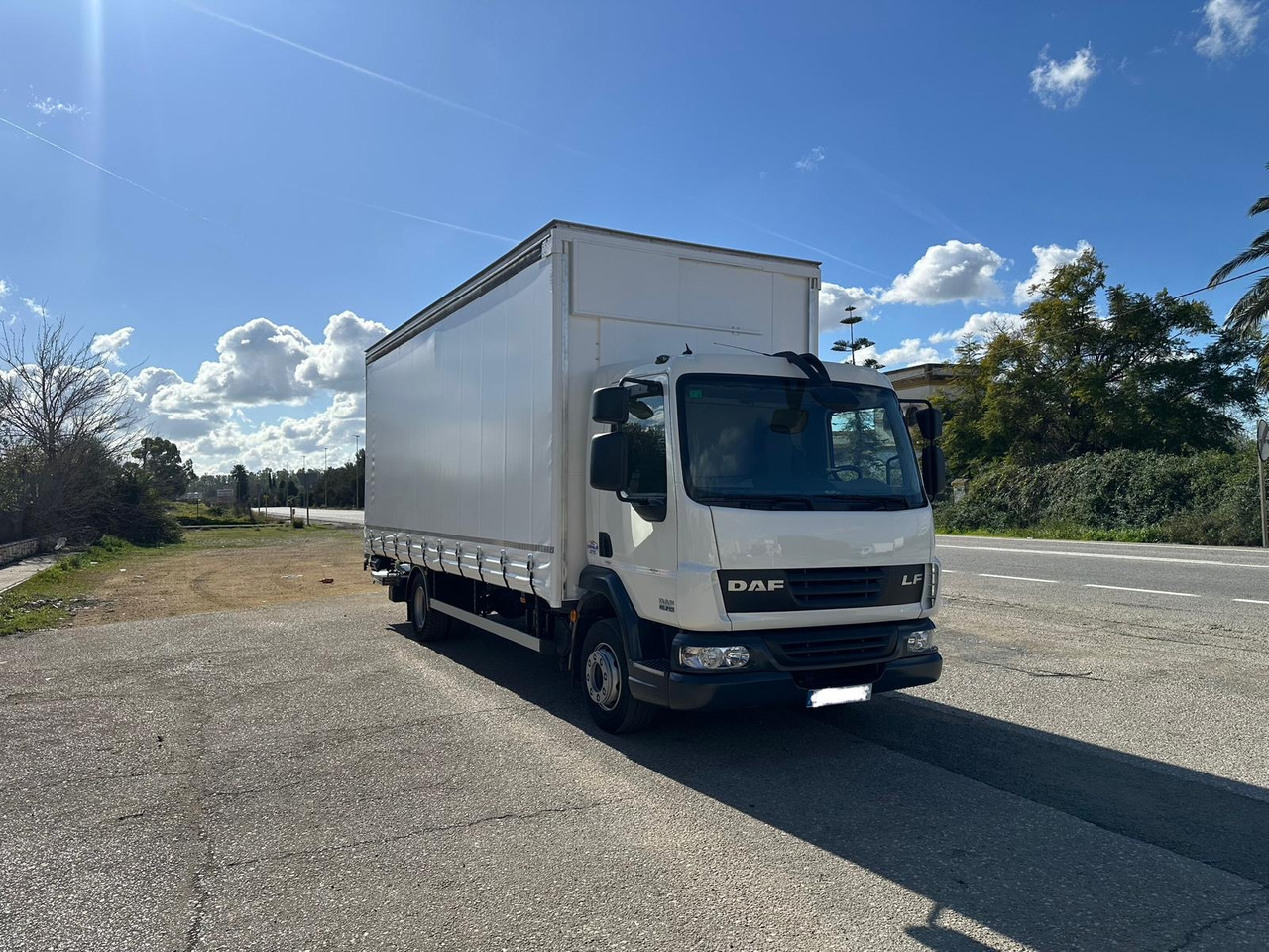 DAF LF 45.250 - Plachtové nákladné vozidlo: obrázok 2 DAF LF 45.250 - Plachtové nákladné vozidlo: obrázok 2
