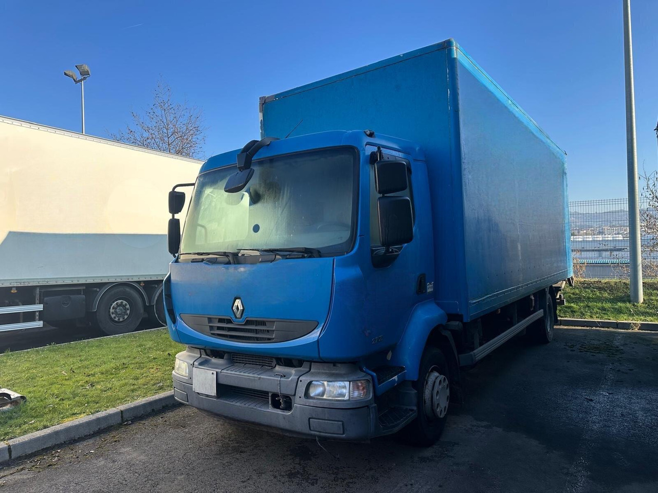 RENAULT MIDLUM 12.270 - Skříňový nákladní auto: obrázok 1 RENAULT MIDLUM 12.270 - Skříňový nákladní auto: obrázok 1