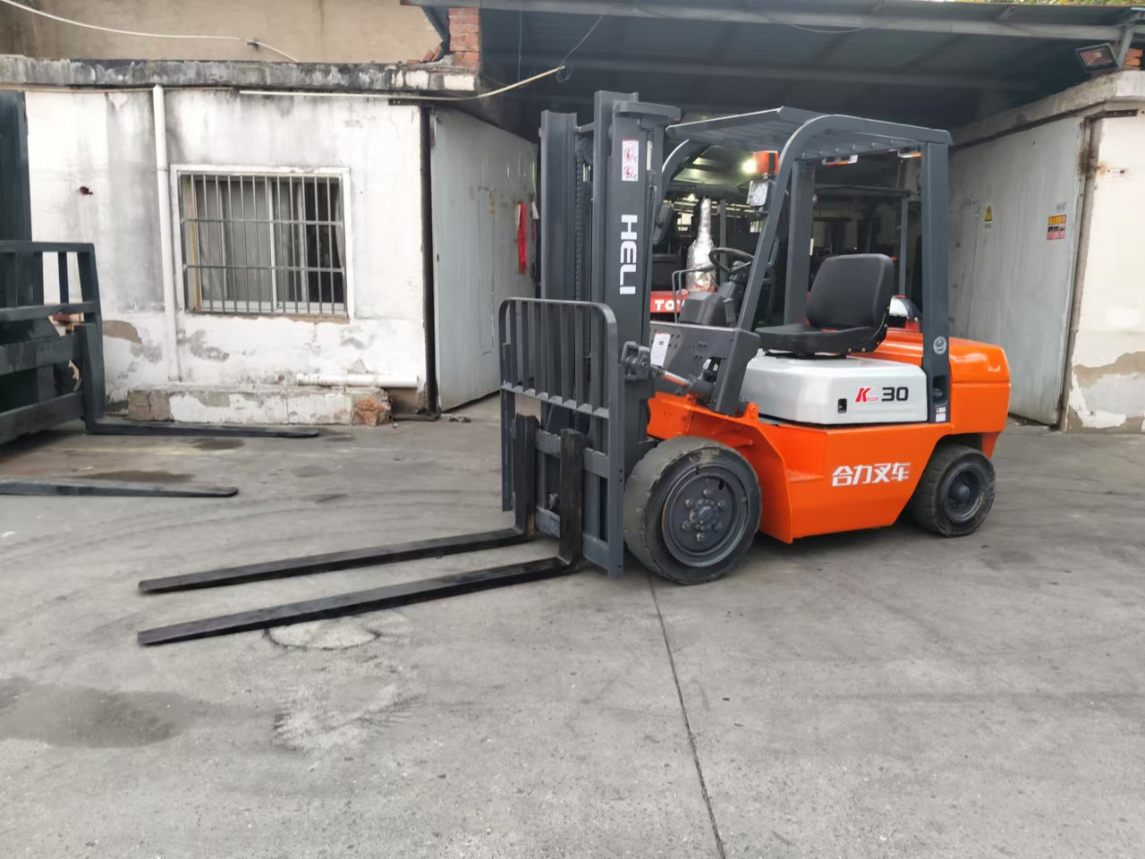 HELI k30 used diesel forklift Customizable mast clamps - Dieselový vysokozdvižný vozík: obrázok 2 HELI k30 used diesel forklift Customizable mast clamps - Dieselový vysokozdvižný vozík: obrázok 2