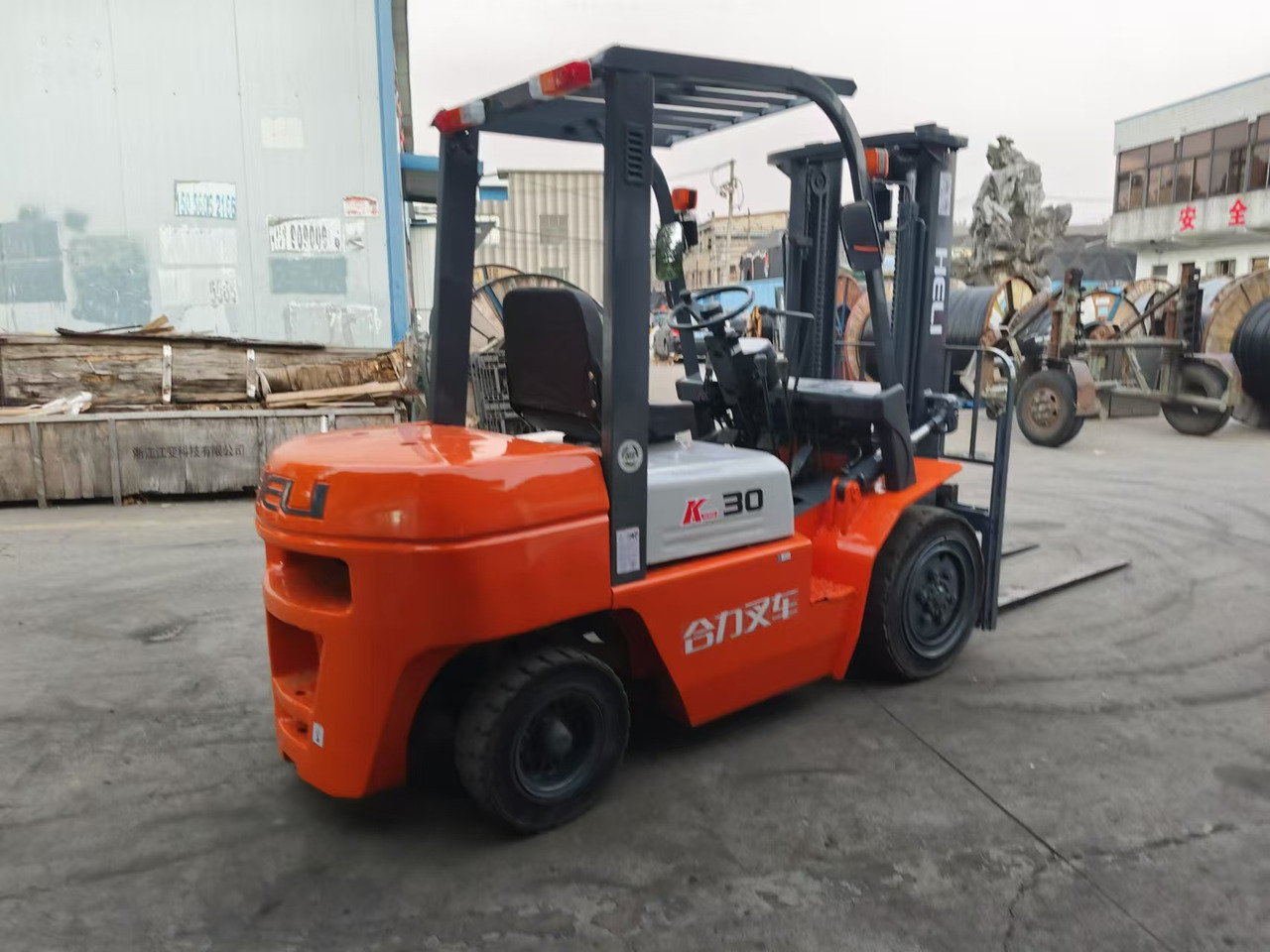 HELI k30 used diesel forklift Customizable mast clamps - Dieselový vysokozdvižný vozík: obrázok 4 HELI k30 used diesel forklift Customizable mast clamps - Dieselový vysokozdvižný vozík: obrázok 4