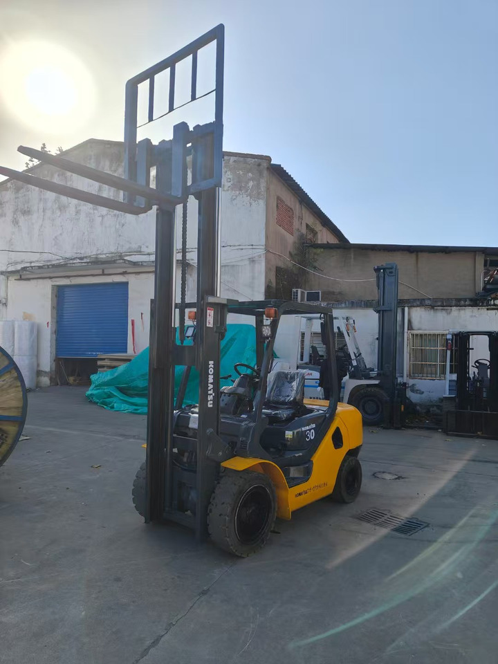 KOMATSU FD30T japan brand used 3 ton forklift - Dieselový vysokozdvižný vozík: obrázok 2 KOMATSU FD30T japan brand used 3 ton forklift - Dieselový vysokozdvižný vozík: obrázok 2