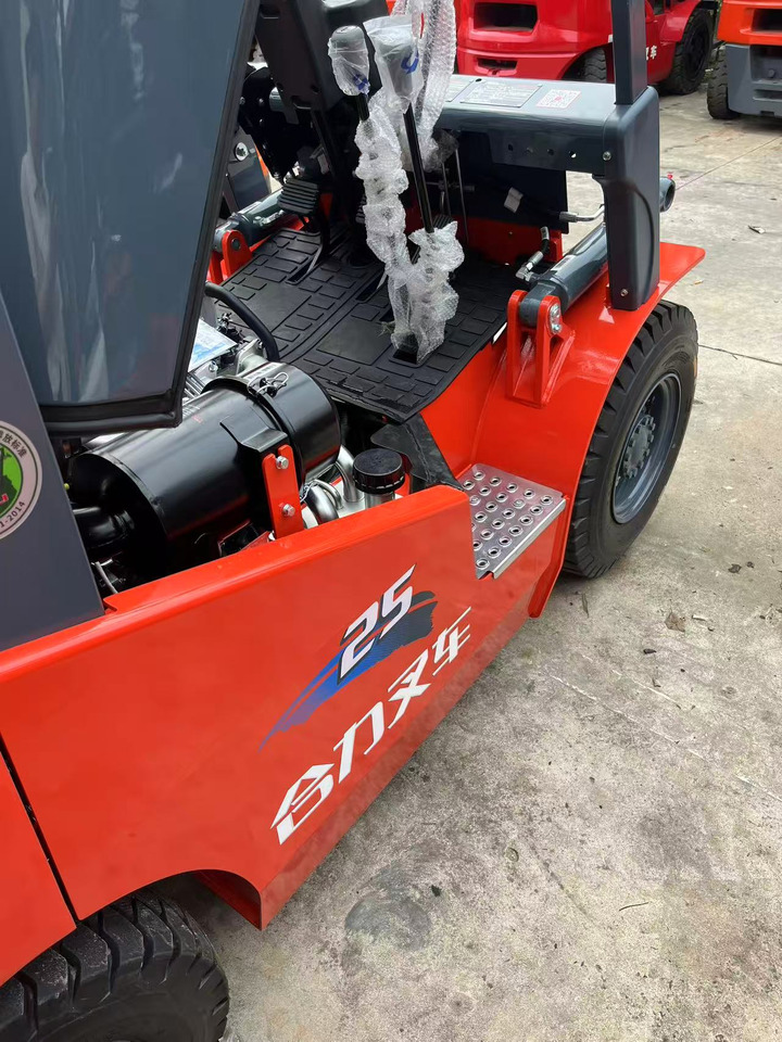 Heli brand new 2.5T diesel forklift(Clamp available) - Dieselový vysokozdvižný vozík: obrázok 2 Heli brand new 2.5T diesel forklift(Clamp available) - Dieselový vysokozdvižný vozík: obrázok 2