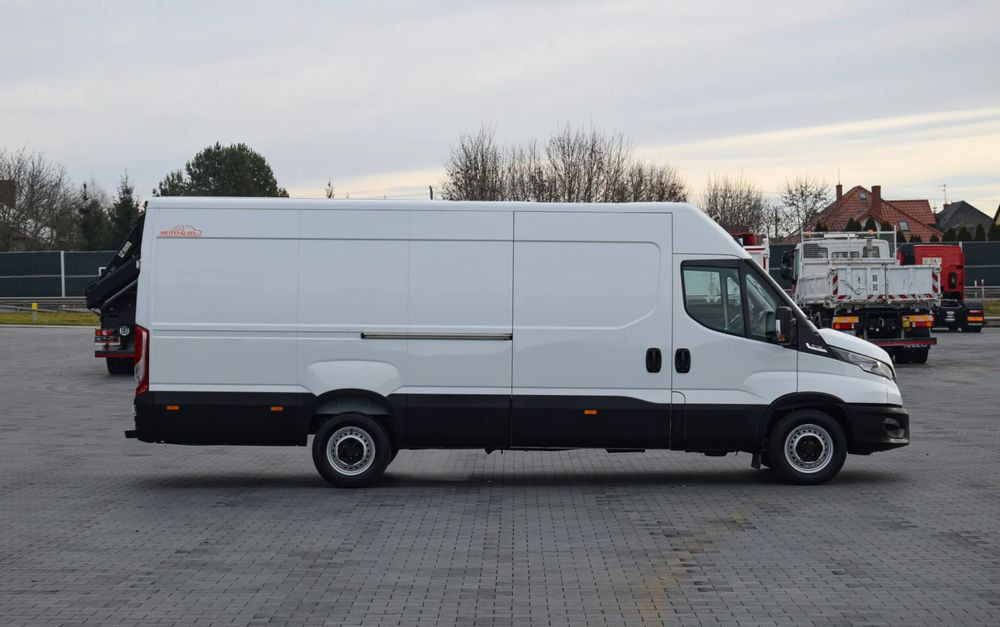 Iveco DAILY MAXI 35S14 / 2.3 - 140 KM / AUTOMAT HI-MATIC / NOWY MODEL / 3 OSOBY / DOSTAWCZE / BLASZAK / KAMERA COFANIA / TEMPOMAT / KLIMA / 2022 / SERWISOWANY / SPROWADZONY Z NIEMIEC - Furgon: obrázok 4 Iveco DAILY MAXI 35S14 / 2.3 - 140 KM / AUTOMAT HI-MATIC / NOWY MODEL / 3 OSOBY / DOSTAWCZE / BLASZAK / KAMERA COFANIA / TEMPOMAT / KLIMA / 2022 / SERWISOWANY / SPROWADZONY Z NIEMIEC - Furgon: obrázok 4