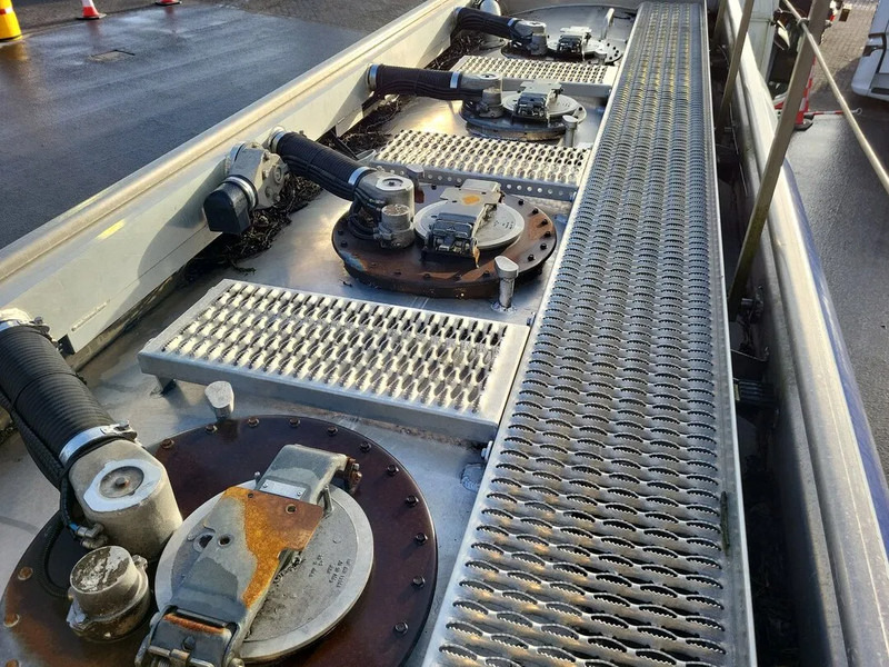 Mercedes-Benz Antos 1824 - Cisternové vozidlo: obrázok 4 Mercedes-Benz Antos 1824 - Cisternové vozidlo: obrázok 4