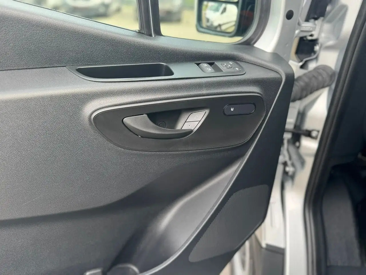 Mercedes-Benz Sprinter 317 CDI Flach Lang Silber Klima MBUX - Furgon: obrázok 5 Mercedes-Benz Sprinter 317 CDI Flach Lang Silber Klima MBUX - Furgon: obrázok 5