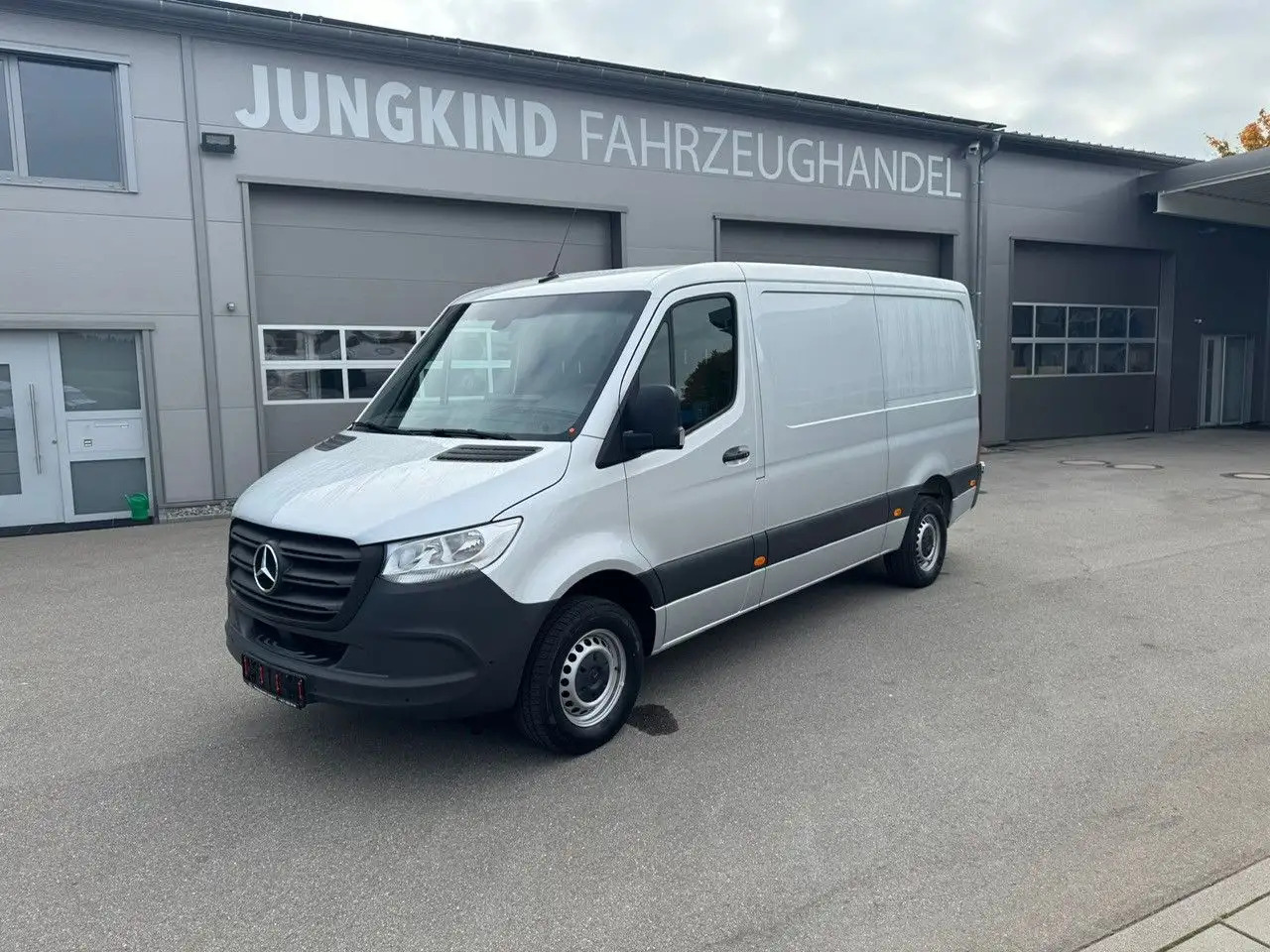 Mercedes-Benz Sprinter 317 CDI Flach Lang Silber Klima MBUX - Furgon: obrázok 1 Mercedes-Benz Sprinter 317 CDI Flach Lang Silber Klima MBUX - Furgon: obrázok 1