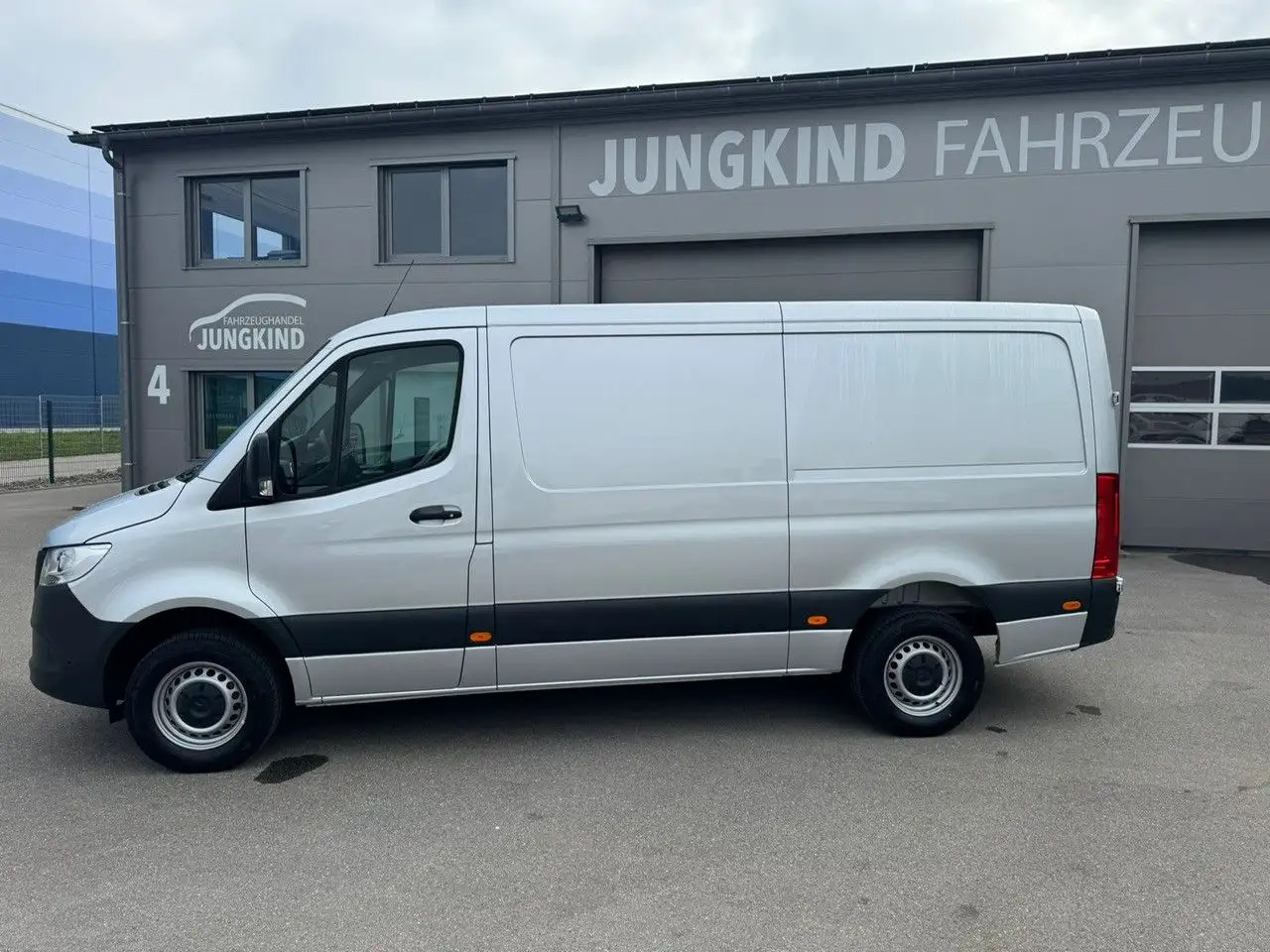 Mercedes-Benz Sprinter 317 CDI Flach Lang Silber Klima MBUX - Furgon: obrázok 3 Mercedes-Benz Sprinter 317 CDI Flach Lang Silber Klima MBUX - Furgon: obrázok 3