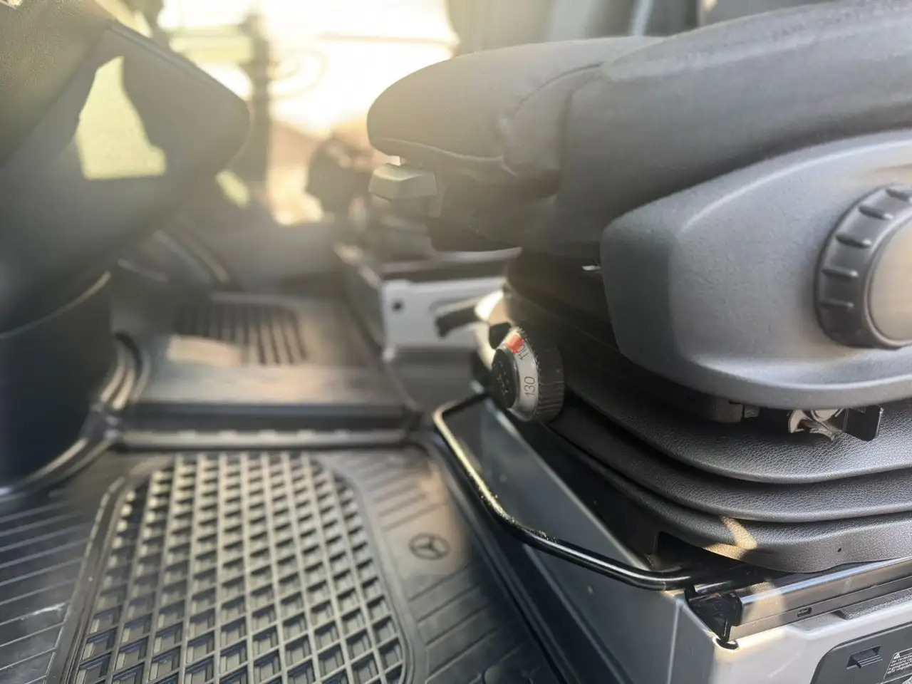 Mercedes-Benz Sprinter 317 CDI Lang Hoch Klima MBUX Silber LED - Furgon: obrázok 5 Mercedes-Benz Sprinter 317 CDI Lang Hoch Klima MBUX Silber LED - Furgon: obrázok 5