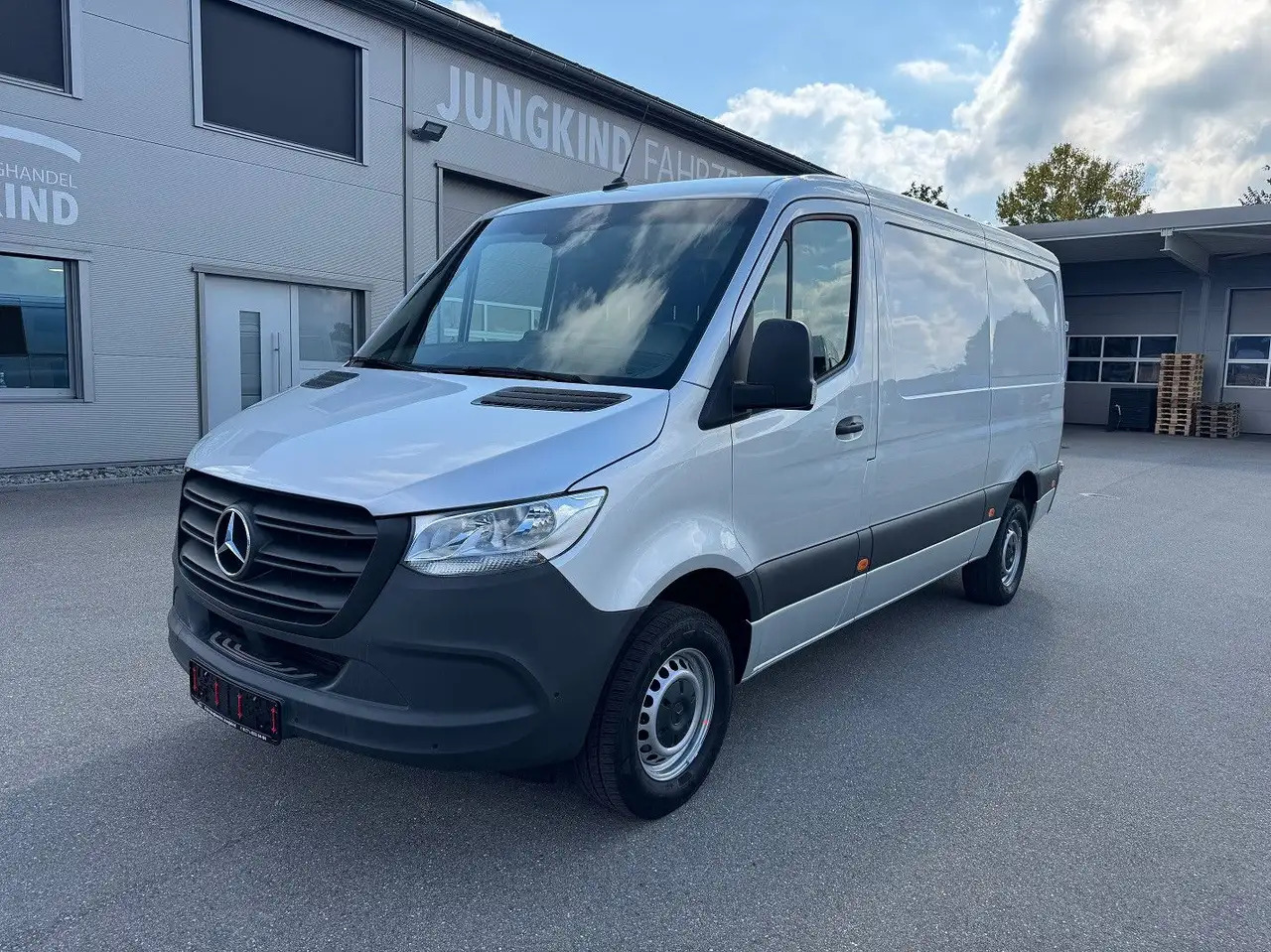 Mercedes-Benz Sprinter 317 CDI Lang Silber MBUX RWD Klima - Furgon: obrázok 1 Mercedes-Benz Sprinter 317 CDI Lang Silber MBUX RWD Klima - Furgon: obrázok 1