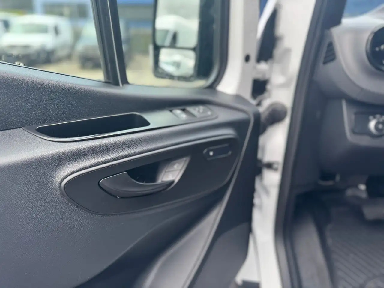 Mercedes-Benz Sprinter 317 CDI Maxi Lang LED MBUX Klima - Furgon: obrázok 3 Mercedes-Benz Sprinter 317 CDI Maxi Lang LED MBUX Klima - Furgon: obrázok 3