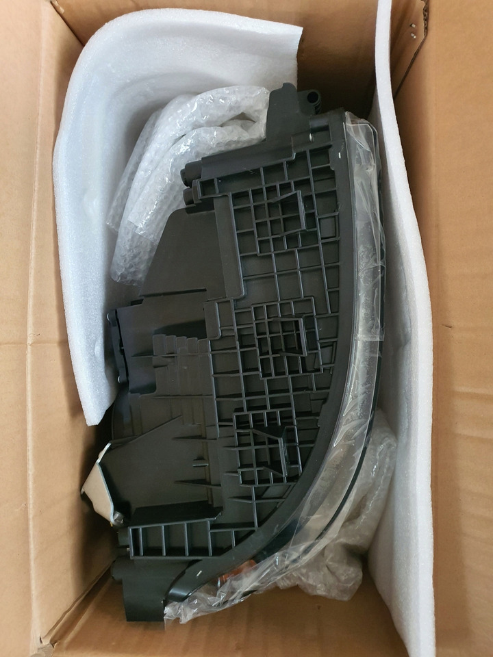 NOWY REFLEKTOR VOLVO FH4 PRAWY - Svetlomety pre Nákladné auto: obrázok 3 NOWY REFLEKTOR VOLVO FH4 PRAWY - Svetlomety pre Nákladné auto: obrázok 3