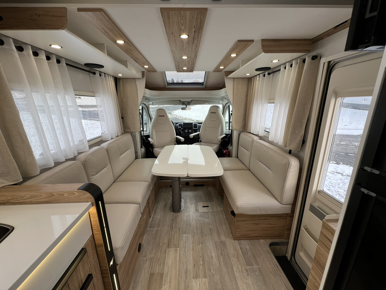 Pilote Pacific P696D Hubbett - Solar - Markise - Polointegrované obytné auto: obrázok 3 Pilote Pacific P696D Hubbett - Solar - Markise - Polointegrované obytné auto: obrázok 3