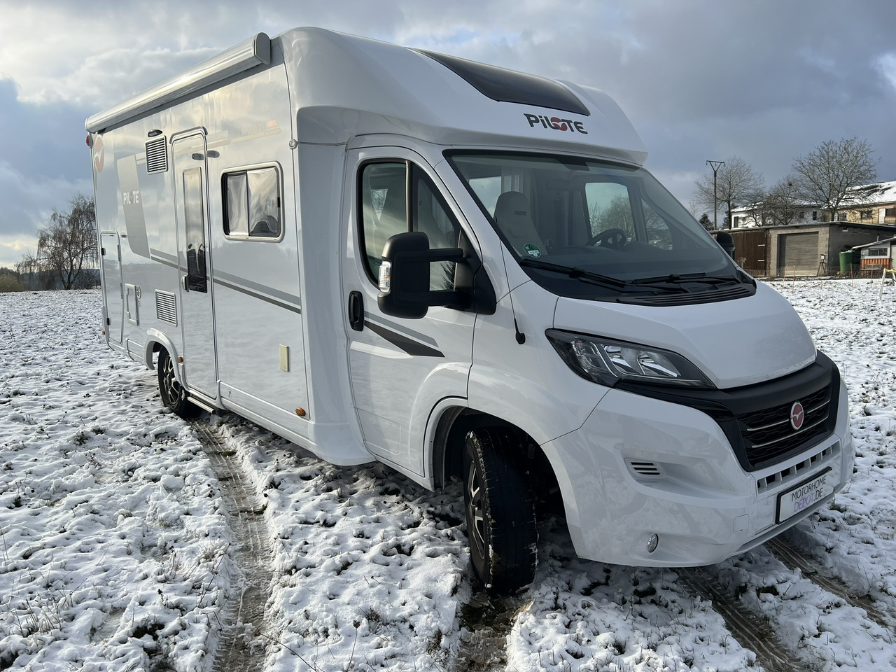 Pilote Pacific P696D Hubbett - Solar - Markise - Polointegrované obytné auto: obrázok 1 Pilote Pacific P696D Hubbett - Solar - Markise - Polointegrované obytné auto: obrázok 1