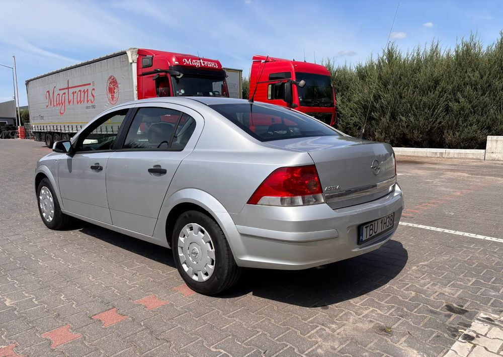 Opel Astra 1.6 Edition - Sedan: obrázok 5 Opel Astra 1.6 Edition - Sedan: obrázok 5