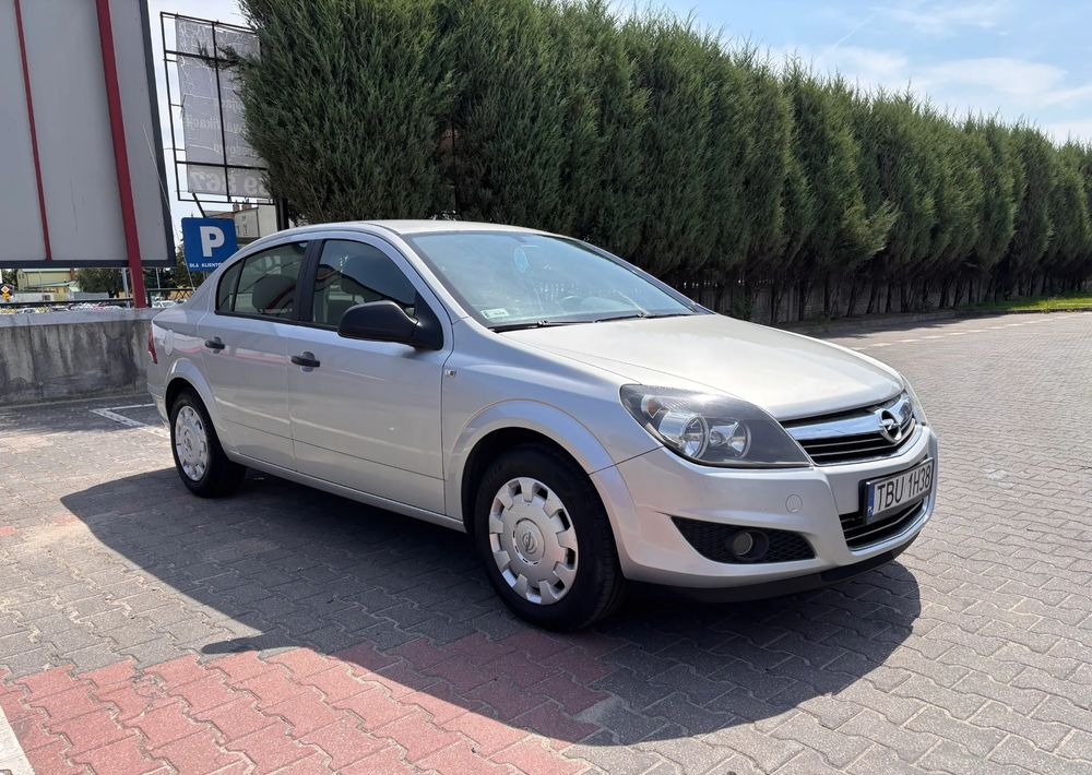 Opel Astra 1.6 Edition - Sedan: obrázok 1 Opel Astra 1.6 Edition - Sedan: obrázok 1