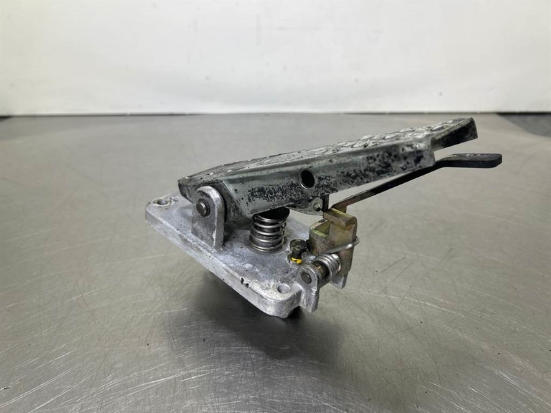 Terex TW150-6041506-Brake pedal/Bremspedal/Rempedaal - Kabína a interiér pre Stavebné stroje: obrázok 4 Terex TW150-6041506-Brake pedal/Bremspedal/Rempedaal - Kabína a interiér pre Stavebné stroje: obrázok 4