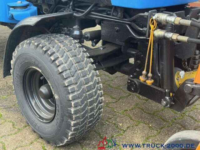 Iseki 2120 Winterdienst Besen + Streuer 2 Zapfwellen - Komunálny traktor: obrázok 3 Iseki 2120 Winterdienst Besen + Streuer 2 Zapfwellen - Komunálny traktor: obrázok 3