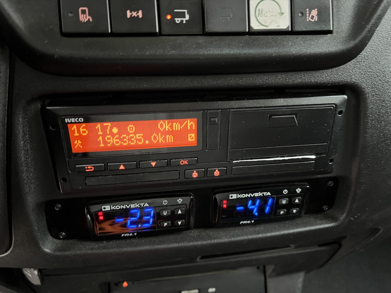 Iveco 70C18 Daily Tiefkühlkoffer mit Ladebordwand - Chladiarenská dodávka: obrázok 2 Iveco 70C18 Daily Tiefkühlkoffer mit Ladebordwand - Chladiarenská dodávka: obrázok 2