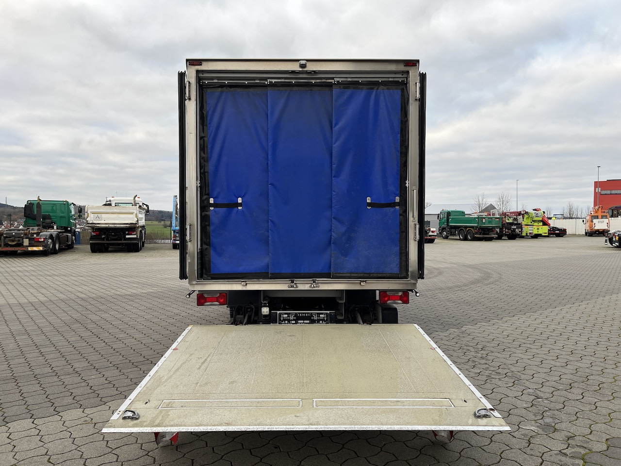 Iveco 70C18 Daily Tiefkühlkoffer mit Ladebordwand - Chladiarenská dodávka: obrázok 4 Iveco 70C18 Daily Tiefkühlkoffer mit Ladebordwand - Chladiarenská dodávka: obrázok 4