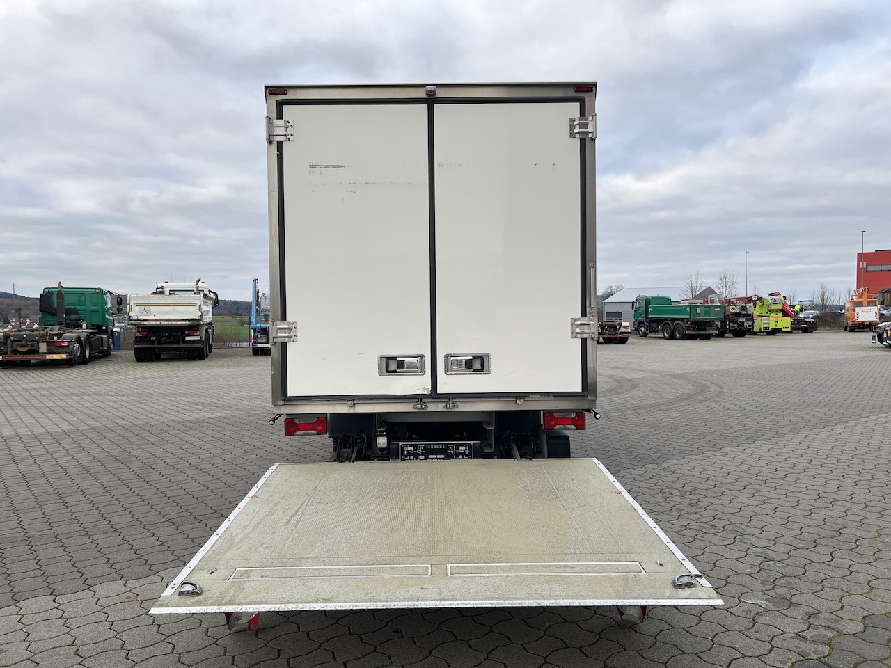 Iveco 70C18 Daily Tiefkühlkoffer mit Ladebordwand - Chladiarenská dodávka: obrázok 3 Iveco 70C18 Daily Tiefkühlkoffer mit Ladebordwand - Chladiarenská dodávka: obrázok 3