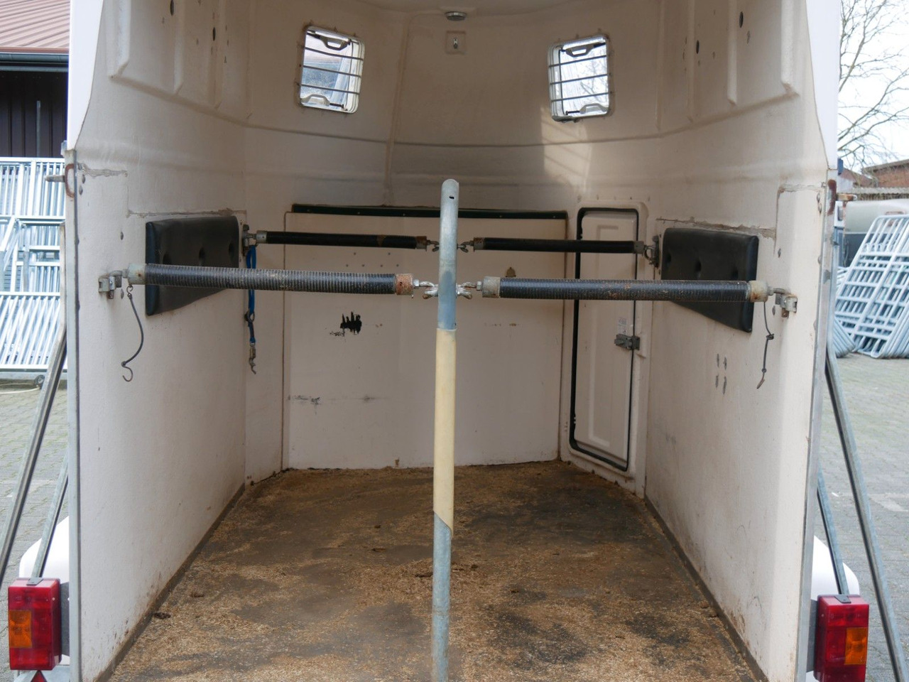 Sluis Vollpoly 2 Pferde mit Sattelkammer - Príves na přepravu zvířat: obrázok 5 Sluis Vollpoly 2 Pferde mit Sattelkammer - Príves na přepravu zvířat: obrázok 5