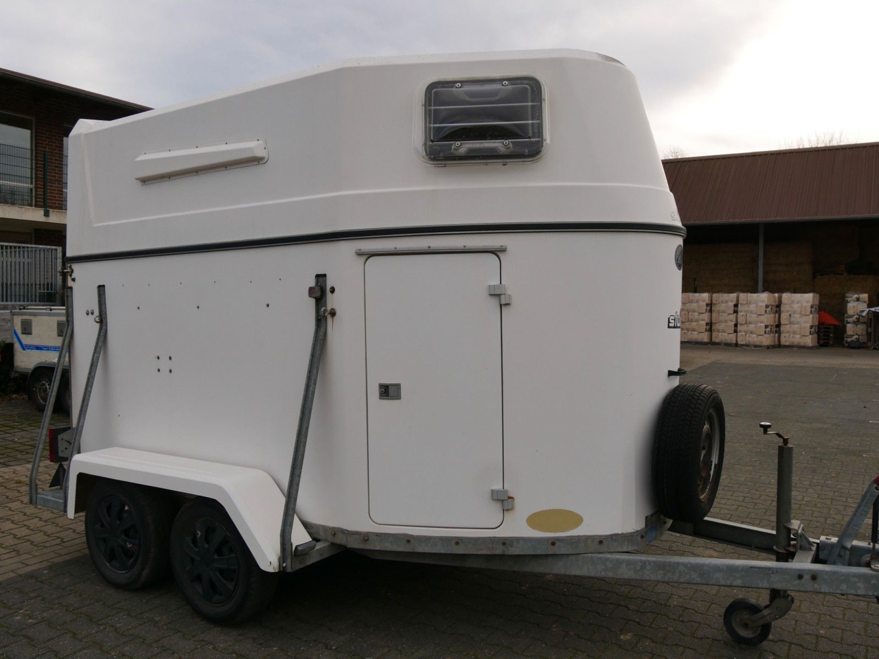 Sluis Vollpoly 2 Pferde mit Sattelkammer - Príves na přepravu zvířat: obrázok 1 Sluis Vollpoly 2 Pferde mit Sattelkammer - Príves na přepravu zvířat: obrázok 1