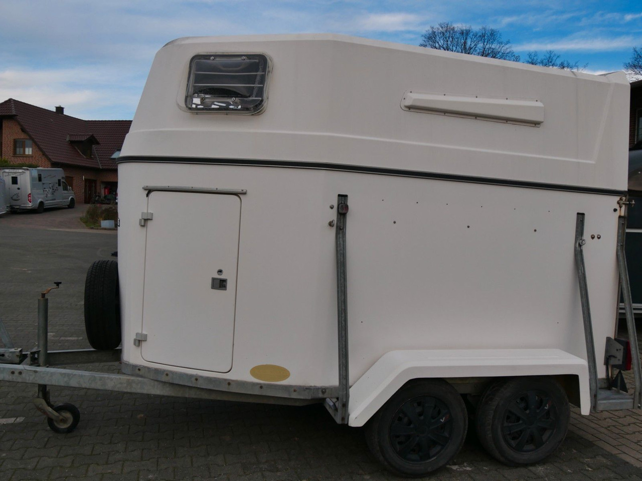 Sluis Vollpoly 2 Pferde mit Sattelkammer - Príves na přepravu zvířat: obrázok 2 Sluis Vollpoly 2 Pferde mit Sattelkammer - Príves na přepravu zvířat: obrázok 2