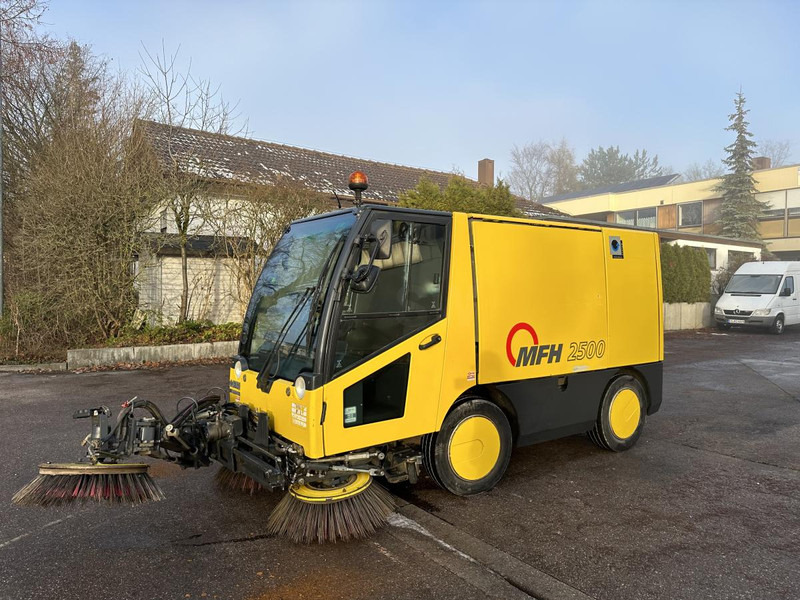 Diversen MFH 2500 Kehrmaschine Klima 3 Besen AEBI MATEC MFH 2500 Kehrmaschine Klima 3 Besen - Priemyselný zametací stroj: obrázok 4 Diversen MFH 2500 Kehrmaschine Klima 3 Besen AEBI MATEC MFH 2500 Kehrmaschine Klima 3 Besen - Priemyselný zametací stroj: obrázok 4