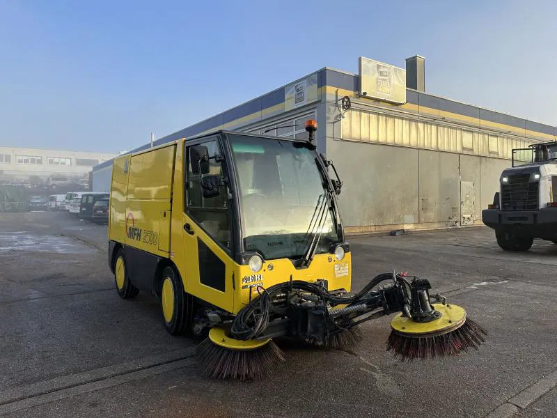 Diversen MFH 2500 Kehrmaschine Klima 3 Besen AEBI MATEC MFH 2500 Kehrmaschine Klima 3 Besen - Priemyselný zametací stroj: obrázok 2 Diversen MFH 2500 Kehrmaschine Klima 3 Besen AEBI MATEC MFH 2500 Kehrmaschine Klima 3 Besen - Priemyselný zametací stroj: obrázok 2